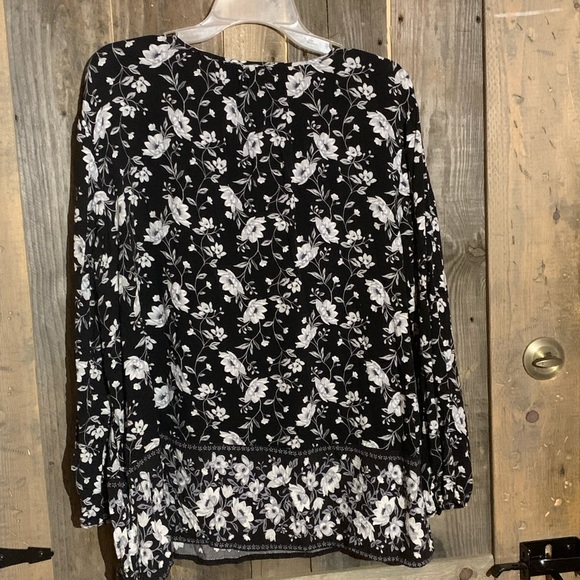 Black flowered blouse - Picture 5 of 5